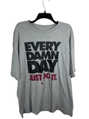 Nike Sportswear Mens XXL Gray Every Damn Day Just Do It Graphic Tee